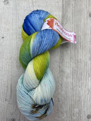 Herzfasern No 27 ist unsere luxuriöse Sockenbasis mit einem besonders weichen Griff. Die Zusammensetzung: 70 Prozent Schurwolle, 10 Prozent Kaschmir und 20 Prozent Polyamid, mit einer Lauflänge von 425 Metern auf 100 Gramm und einer empfohlenen Nadelstärk